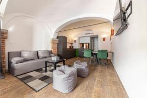una sala de estar con un sofá y una mesa en Aroma apartments, en Liubliana