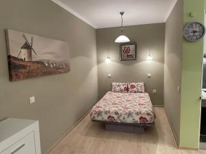Un dormitorio con una cama y un reloj en la pared. en Studio Vila Roma, en Nesebar 32 fotos más