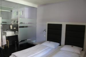 Postel nebo postele na pokoji v ubytování Amiga Hotel München Messe