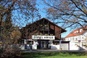 ein Gebäude mit einem Schild, das Hotel America liest in der Unterkunft Amiga in München