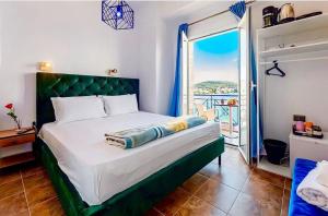 Postel nebo postele na pokoji v ubytování blue Hotel