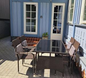 a table and chairs on a patio with a house at Villa Loebel 1881 Annex Building in Juodkrantė