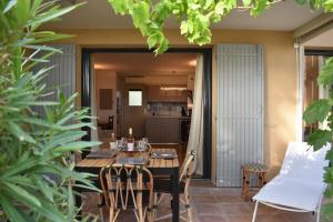 une salle à manger avec une table et des chaises dans l'établissement Gîte Confortable Vue Exceptionnelle - Golf de Saumane, à Saumane-de-Vaucluse 19 autres photos