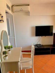 TV a/nebo společenská místnost v ubytování بورتو مارينا