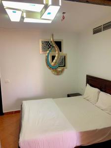 Postel nebo postele na pokoji v ubytování بورتو مارينا