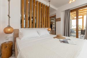Giường trong phòng chung tại Naxos Beachwalk Villa Plaka +147 ảnh
