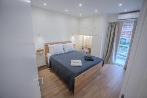 Postel nebo postele na pokoji v ubytování Center of Loutraki Ble Property5