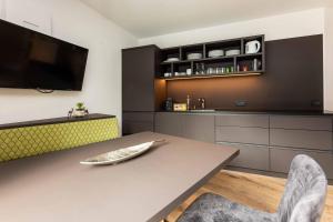 オルティゼーイにあるApartments Stlaridaのテーブルとキッチンのあるダイニングルーム