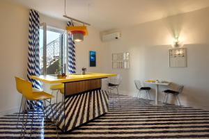 una stanza con bar con sedie e tavolo di Galleria Port'Alba - Suites & Rooftop a Napoli