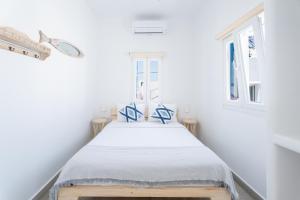 Postel nebo postele na pokoji v ubytování Eleanna's Mykonos