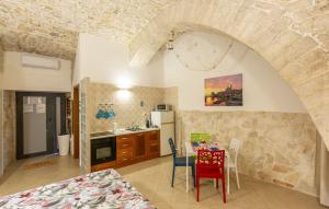 a kitchen and dining room with a table and chairs at La Piccola Dimora in Giovinazzo