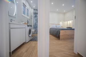 Postel nebo postele na pokoji v ubytování Center of Loutraki Ble Property5