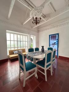 a dining room with a table and chairs at Alonso53 in Guanajuato