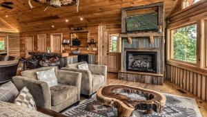 a living room with a couch and a tv in a cabin at Yellowstone Lodge in Blue Ridge