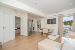 Kuchyň nebo kuchyňský kout v ubytování Center of Loutraki Ble Property5