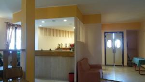 ein Wohnzimmer mit einem Sessel und einem Spiegel in der Unterkunft CerrutiHotel in Vercelli