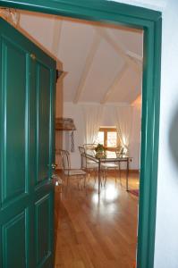 a green door leading into a dining room with a table at Apartments Boscarin in Buje