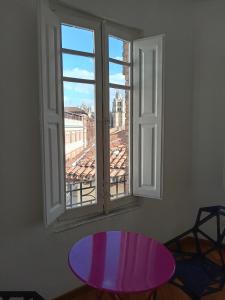 a room with a purple table and a window at Casa Cañas-Catedral de León in León