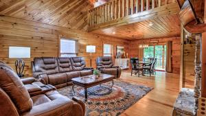 Χώρος καθιστικού στο Creekwood Cabin