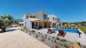 Bazén v ubytování Epipleon Serenity Villas nebo v jeho okolí
