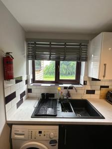Η κουζίνα ή μικρή κουζίνα στο Modern 2 Bedroom House Spacious Large Garden