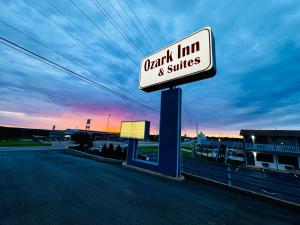 欧塞奇比奇Ozark Inn and Suites的街道上的 aaugh 旅馆及套房标志