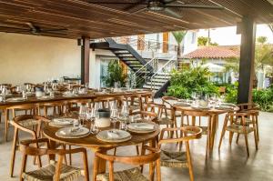 a dining room with wooden tables and chairs at Macanao Lodge By LD in El Roque