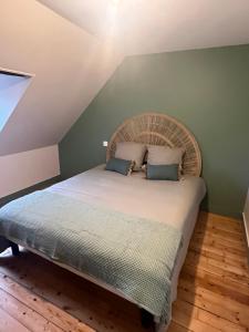 un lit dans une chambre avec un mur végétal dans l'établissement La maison du bourg, à Candé-sur-Beuvron