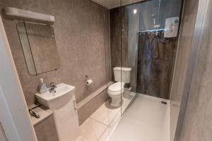 Koupelna v ubytování Isfryn Holiday Let + 37 fotografií