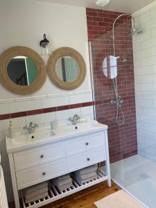 Ένα μπάνιο στο Maison de la ferme des Bonnevals