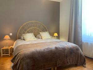 Ένα ή περισσότερα κρεβάτια σε δωμάτιο στο Maison de la ferme des Bonnevals +3 φωτογραφίες