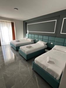 Postel nebo postele na pokoji v ubytování Hotel LEODORI 3 suites