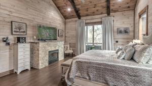 Ένα ή περισσότερα κρεβάτια σε δωμάτιο στο Luxury Lodge on the Toccoa