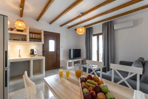 TV/trung tâm giải trí tại Naxos Beachwalk Villa Plaka