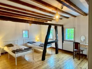 une chambre avec deux lits, une table et une chaise dans l'établissement Charmantes Haus Nähe Bonn Köln Messe Phantasialand, à Bornheim