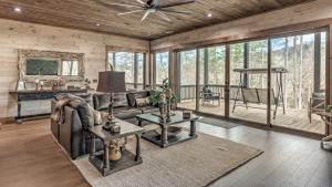 Χώρος καθιστικού στο Luxury Lodge on the Toccoa