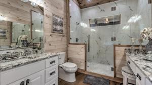 Ένα μπάνιο στο Luxury Lodge on the Toccoa +60 φωτογραφίες