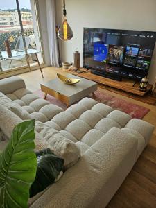 TV a/nebo společenská místnost v ubytování Le Duplex