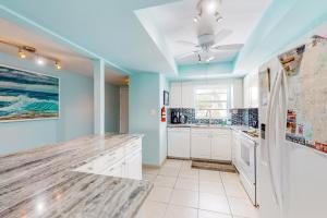 Η κουζίνα ή μικρή κουζίνα στο Sweet Beach Retreat