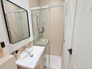 une salle de bain avec un lavabo et une douche dans l'établissement Casa Riviera - en plein coeur du vieil Antibes, à Antibes 18 autres photos