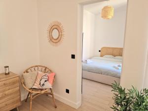 une chambre avec une chaise et une chambre avec un lit dans l'établissement Casa Riviera - en plein coeur du vieil Antibes, à Antibes