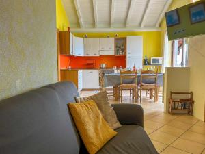 a living room with a couch and a kitchen at Panorama Ferienwohnung Lorenzo in Gera Lario +28 photos
