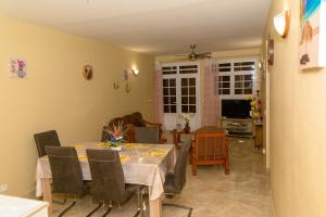 a dining room with a table and chairs at vue sur la montagne in Pointe-Noire