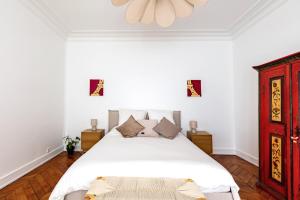 Postel nebo postele na pokoji v ubytování Charming French Style Apartment with Eiffel Tower View Prime Location Near Top Attractions