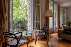 Posezení v ubytování Charming French Style Apartment with Eiffel Tower View Prime Location Near Top Attractions