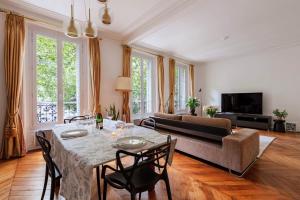 TV a/nebo společenská místnost v ubytování Charming French Style Apartment with Eiffel Tower View Prime Location Near Top Attractions