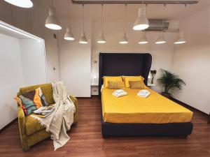 una camera con letto giallo e sedia di TIBERIM Exclusive Rome a Roma
