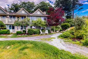 EdgecombWriter’s Cove的一栋房子前面有一条碎石车道