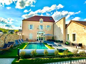 Bazén v ubytování Hotel Les Rêveries du CLOS derrière St Jean Vignes &Spa nebo v jeho okolí