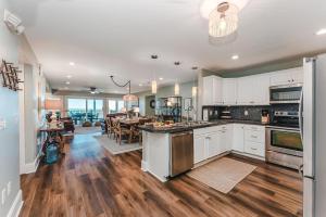 Una cocina o cocineta en SunScape & SeaScape Beachfront Vacation Home